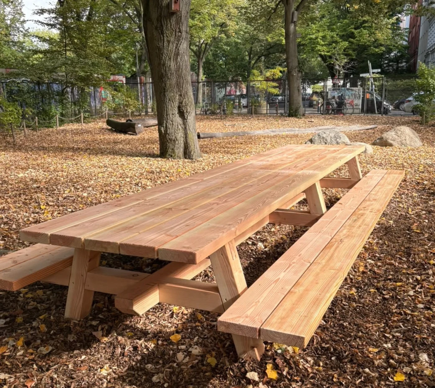 Fünf Meter lange Holzbank auf dem Schulhof der Bergmannkiez-Gemeinschaftsschule