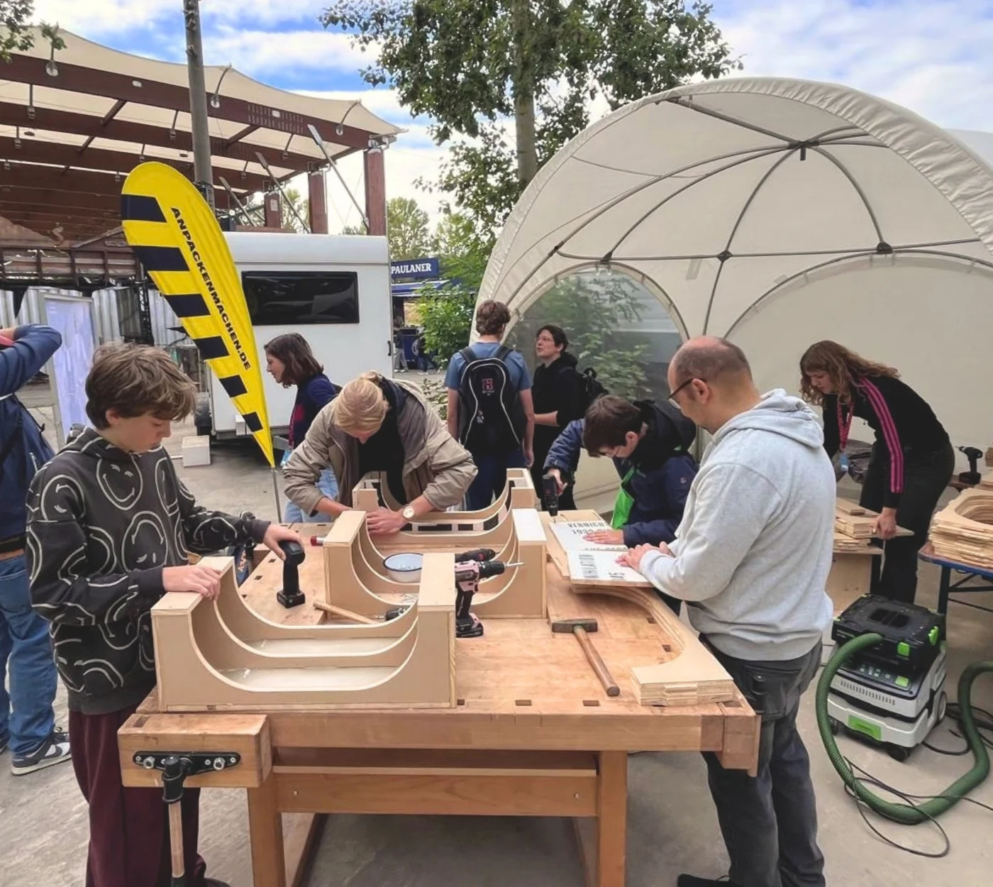 Jugendliche und Erwachsene bauen Halfpipes beim Tag des Handwerks im Mellowpark